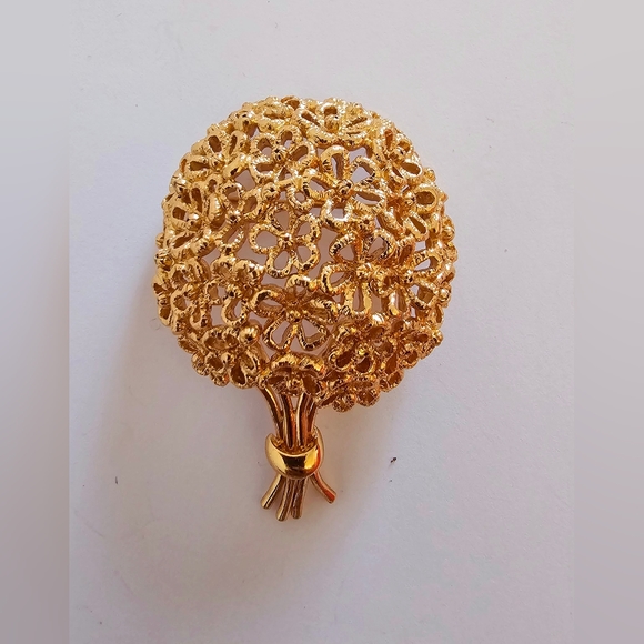 Brilliant vintage Monet gold dome flower bouquet 💐 brooch luxury, high End - Picture 4 of 5